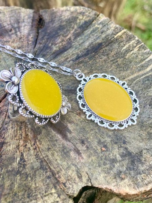 Yellow vintage style pendant and ring set. - Image 4