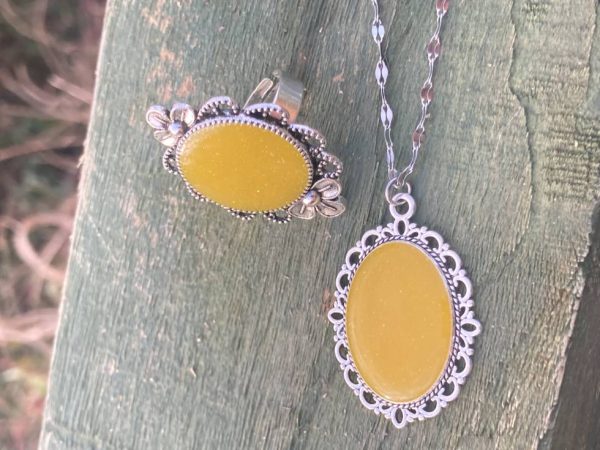 Yellow vintage style pendant and ring set. - Image 3