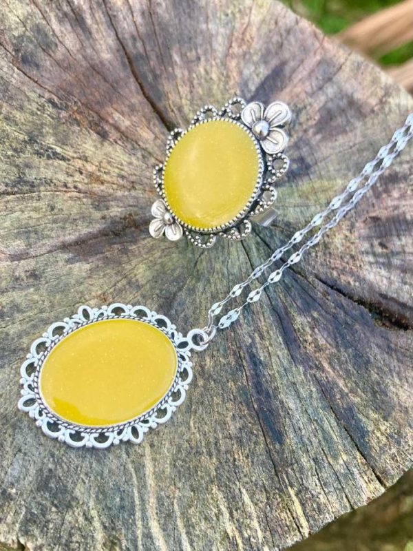 Yellow vintage style pendant and ring set. - Image 6