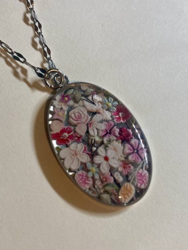 Floral resin pendant necklace. - Image 3