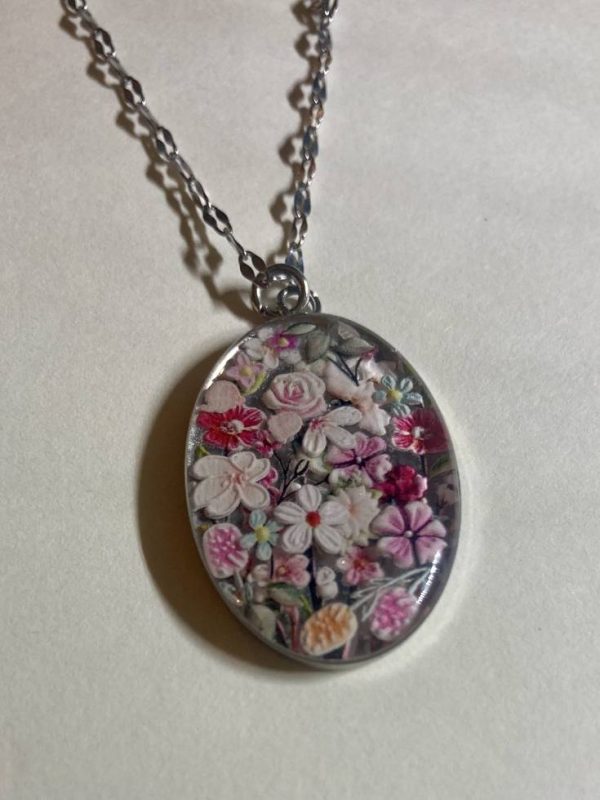 Floral resin pendant necklace. - Image 4