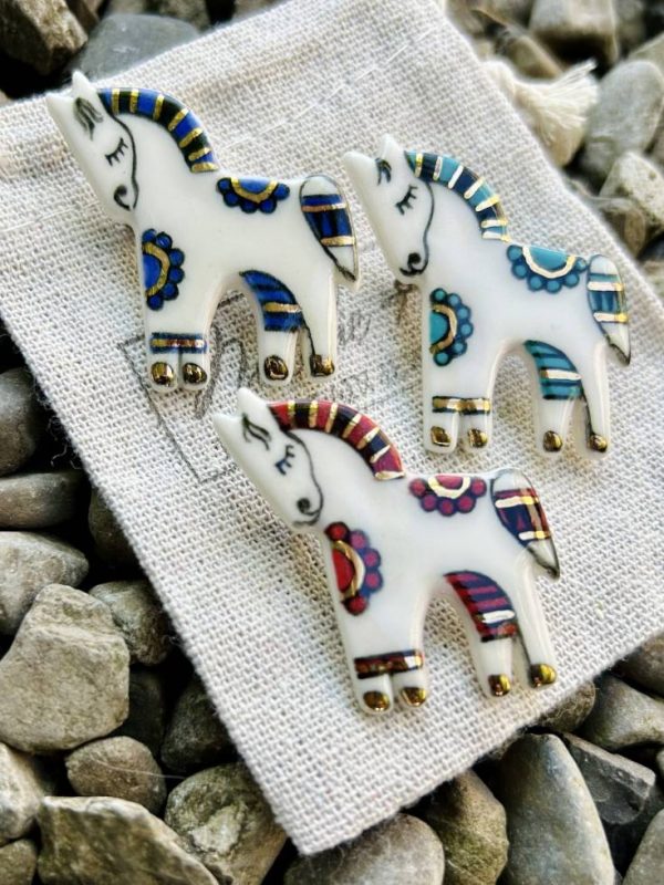 Horse brooch