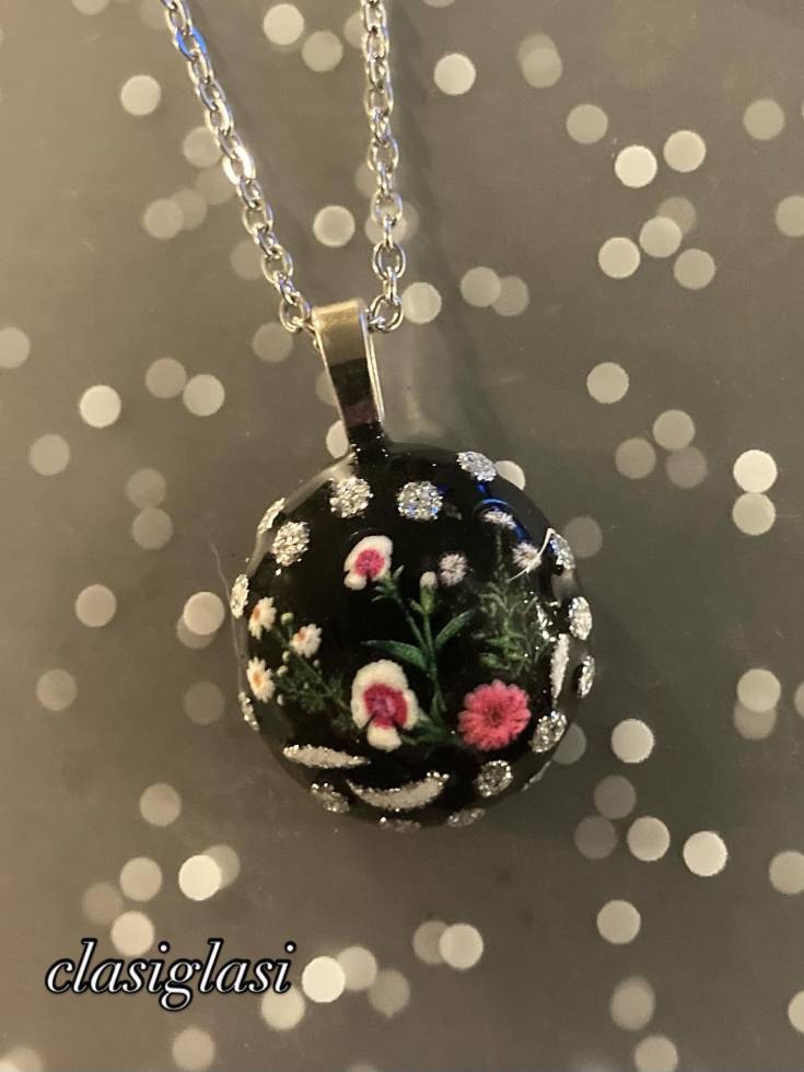 Handmade floral glass necklace. - Image 4