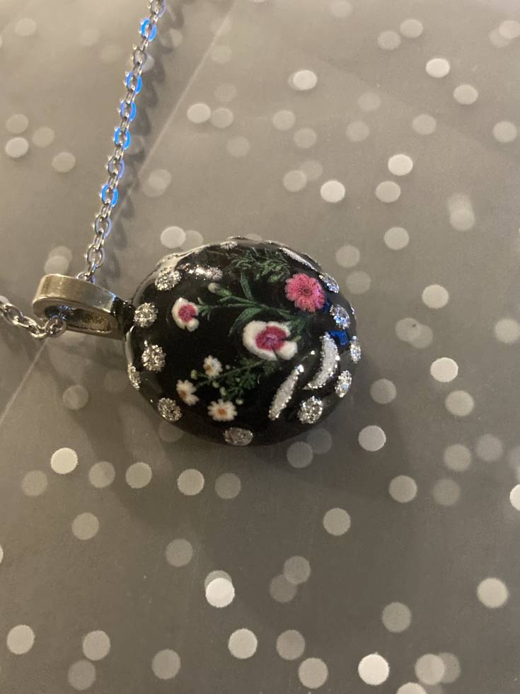 Handmade floral glass necklace. - Image 3