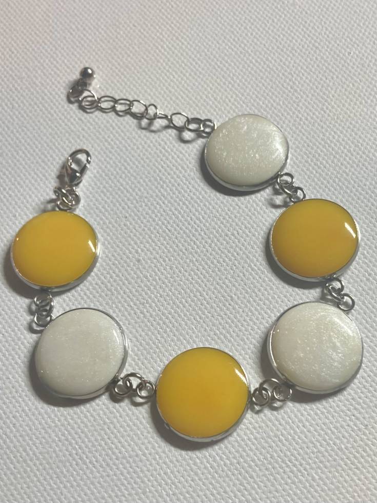 Retro style bracelet with a summery feel. - Image 2