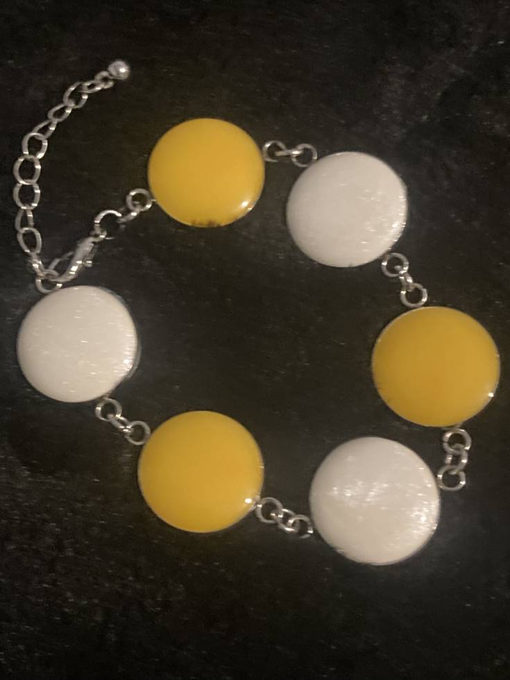 Retro style bracelet with a summery feel.